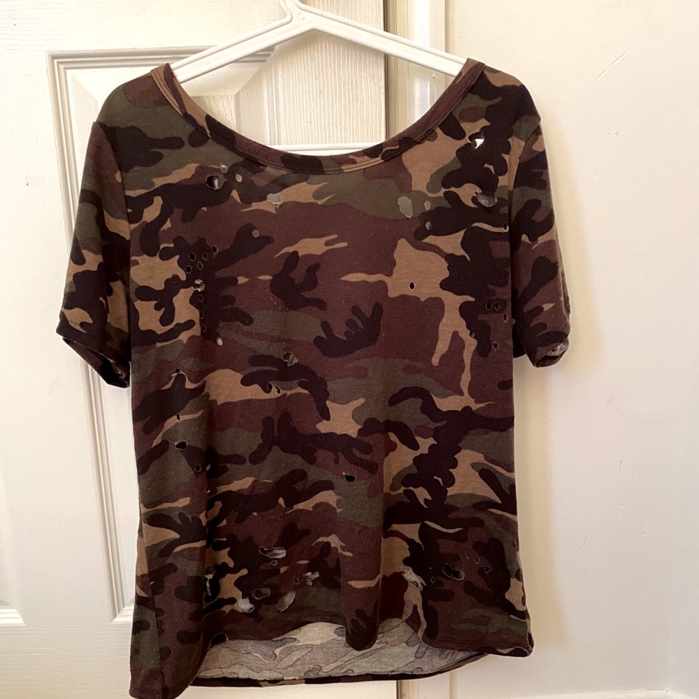 DISTRESSED BOXY CAMO TOP